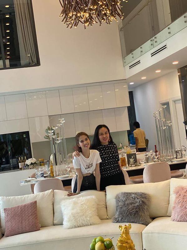 Phượng Chanel và hội chị em đến biệt thự của Ngọc Trinh chống dịch