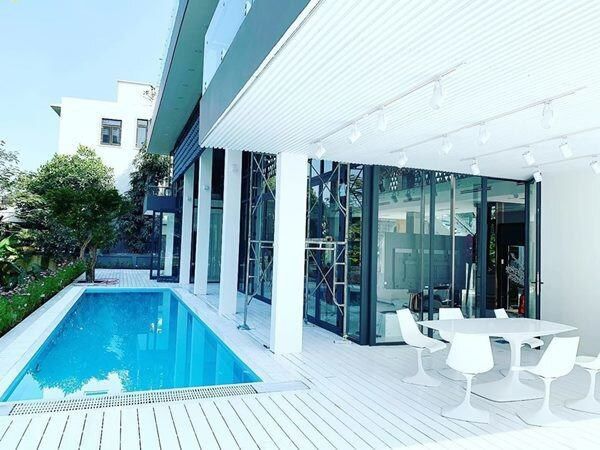 Phượng Chanel và hội chị em đến biệt thự của Ngọc Trinh chống dịch