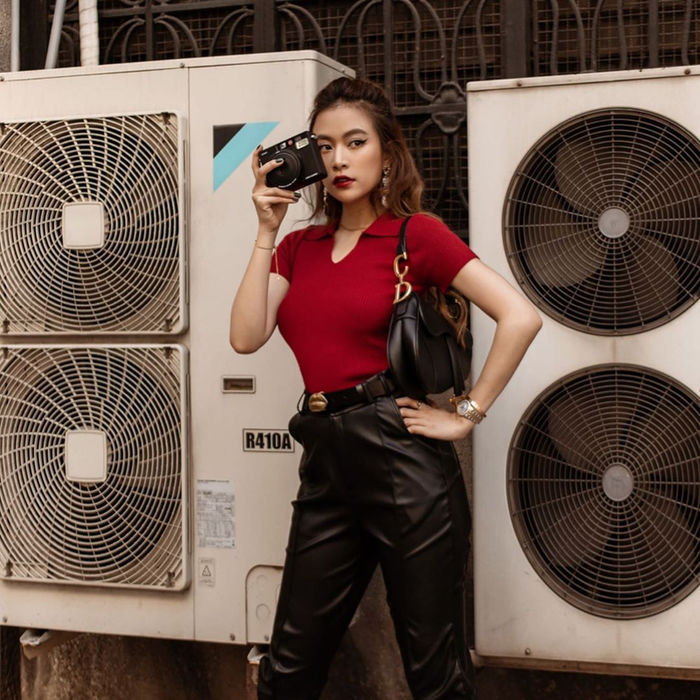 Thủy Tiên ăn mì gói khi đi cứu trợ miền Tây, Hiền Hồ khoe eo siêu nhỏ