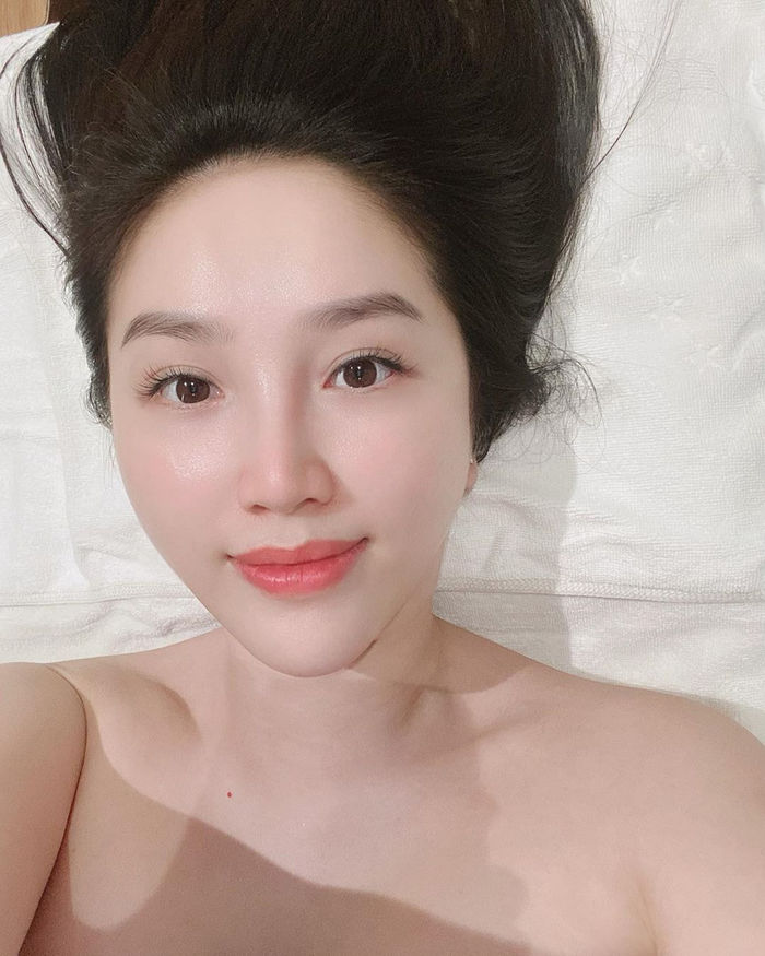 Thủy Tiên ăn mì gói khi đi cứu trợ miền Tây, Hiền Hồ khoe eo siêu nhỏ