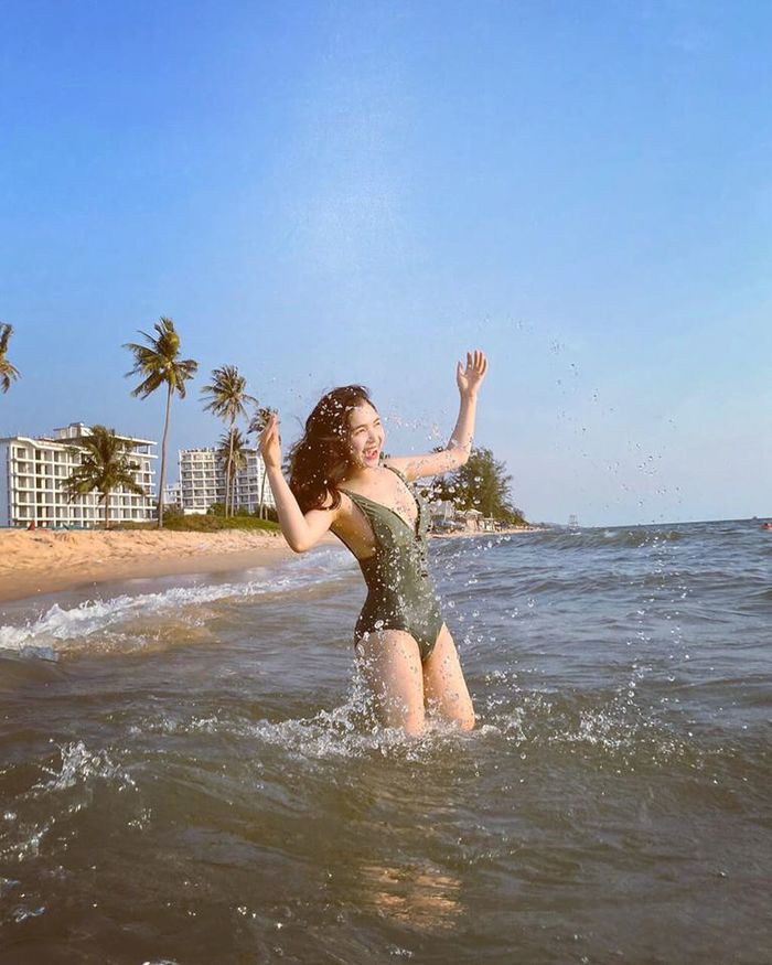 Chị gái Hoà Minzy diện đồ bơi khoe dáng cực nuột dù đã là gái một con