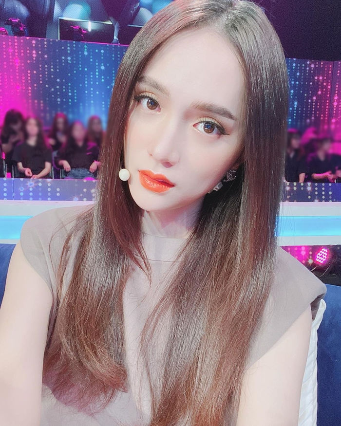 Thủy Tiên ăn mì gói khi đi cứu trợ miền Tây, Hiền Hồ khoe eo siêu nhỏ