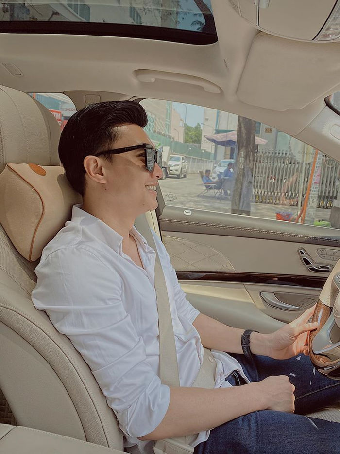 Quyền Linh khoe hai con gái xinh đẹp, Hari Won - Trấn Thành tình tứ