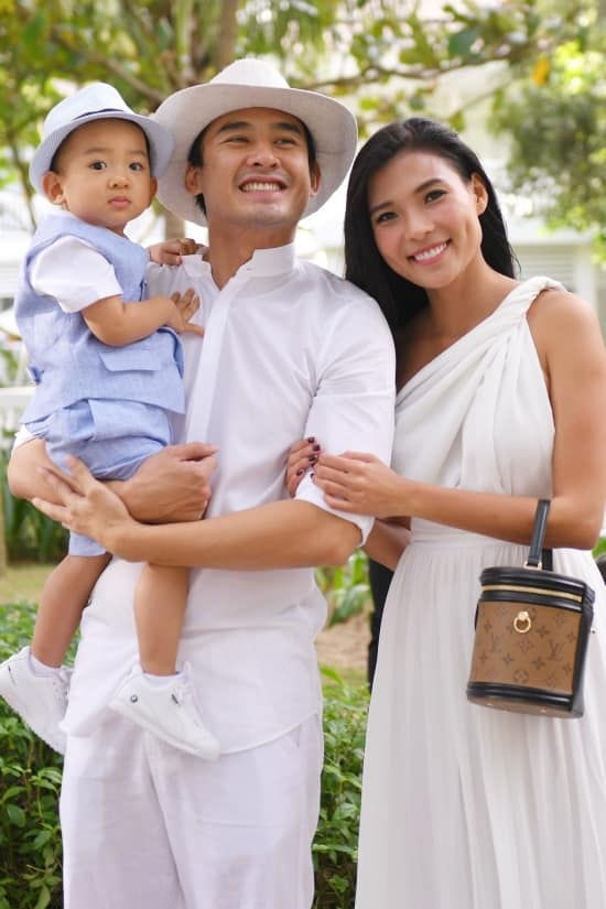Quyền Linh khoe hai con gái xinh đẹp, Hari Won - Trấn Thành tình tứ