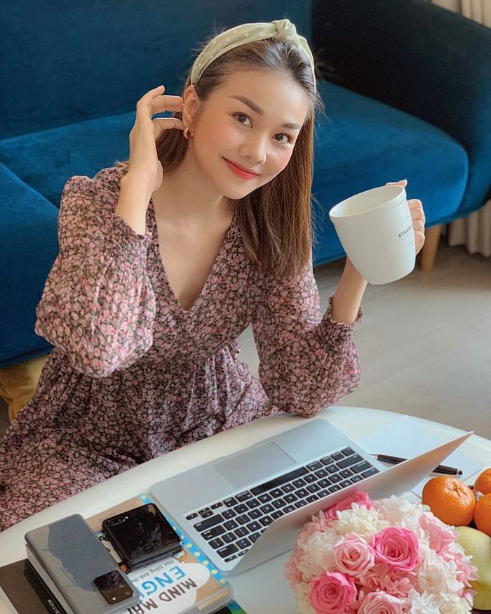 Sao hot Việt: Chi Pu khoe tạo hình cực giống Lisa; Trấn Thành - Trường