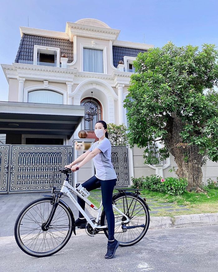 Ảnh sao Việt 31/3:Vợ chồng Đông Nhi hóa ông bà lão, Bảo Thy khoe chồng
