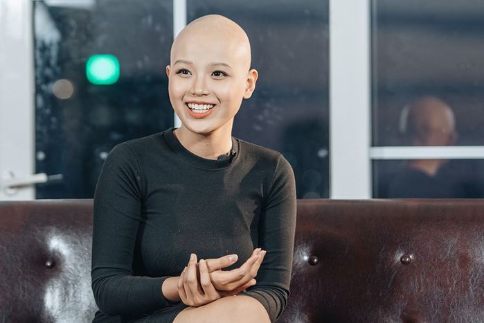 Cô gái bị bệnh hiểm nghèo mọc tóc sau chuỗi ngày làm bạn với hóa chất