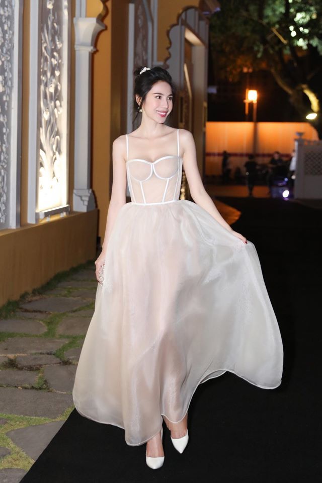 Thủy Tiên có gu thời trang ấn tượng, hàng hiệu đắt đỏ