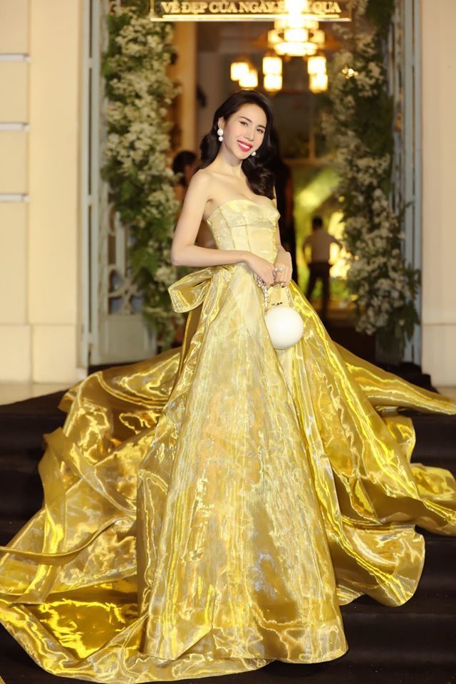 Thủy Tiên có gu thời trang ấn tượng, hàng hiệu đắt đỏ