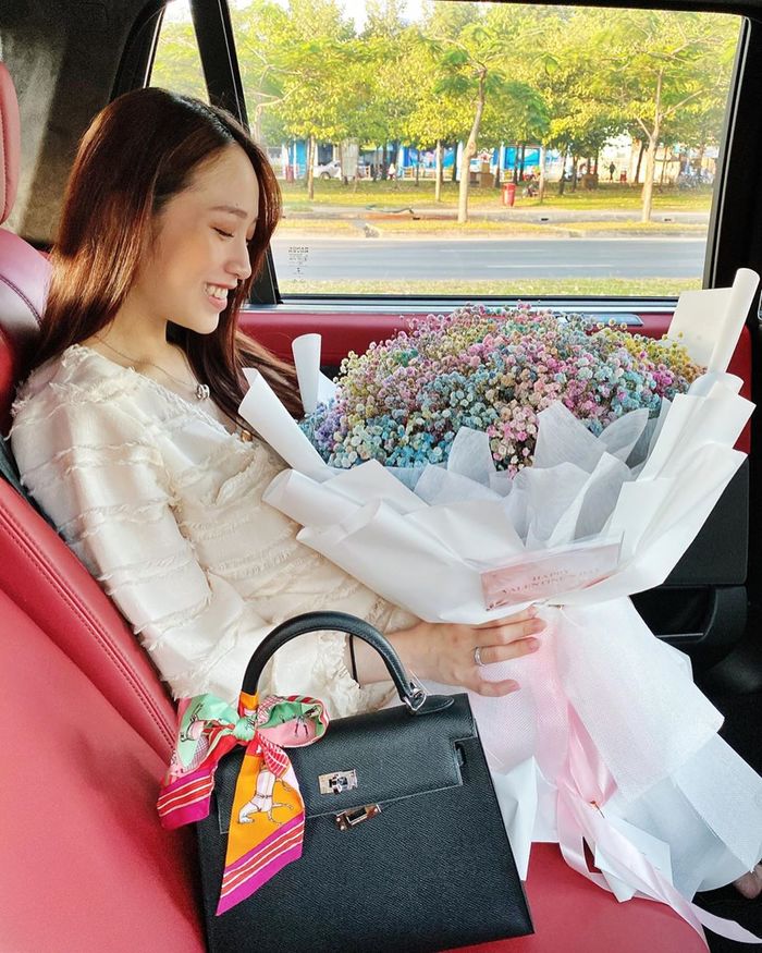 Ái nữ nhà Minh Nhựa gây sốt với gương mặt tươi tắn khi vòng 2 quá khổ