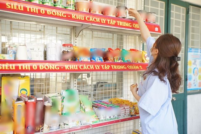 Ấm lòng với siêu thị 0 đồng phục vụ người cách ly tại quận 2