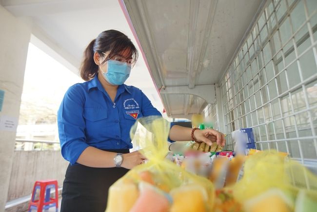 Ấm lòng với siêu thị 0 đồng phục vụ người cách ly tại quận 2