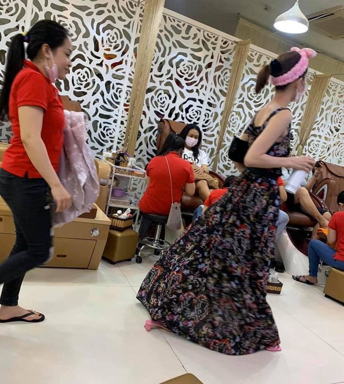 Ảnh Ngọc Trinh bị chụp trộm để lộ thân hình gầy gò, vòng 1 khiêm tốn