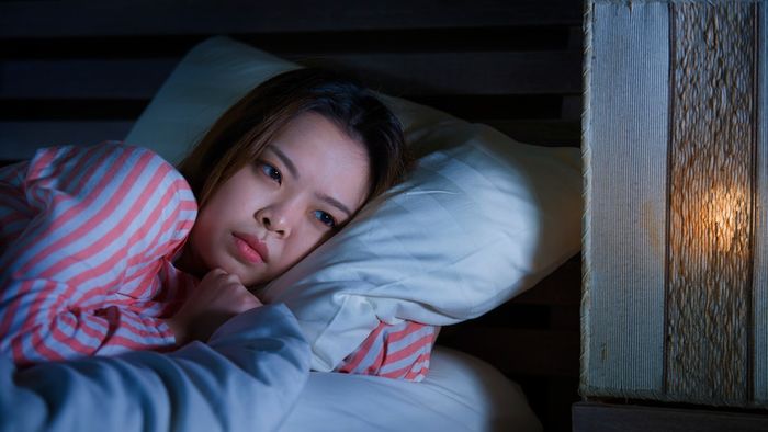 Ánh sáng từ TV, đèn ngủ vào buổi đêm có thể khiến nữ giới tăng cân