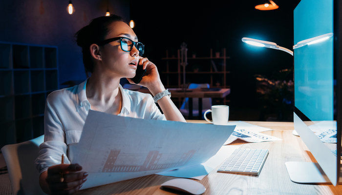 Ánh sáng từ TV, đèn ngủ vào buổi đêm có thể khiến nữ giới tăng cân