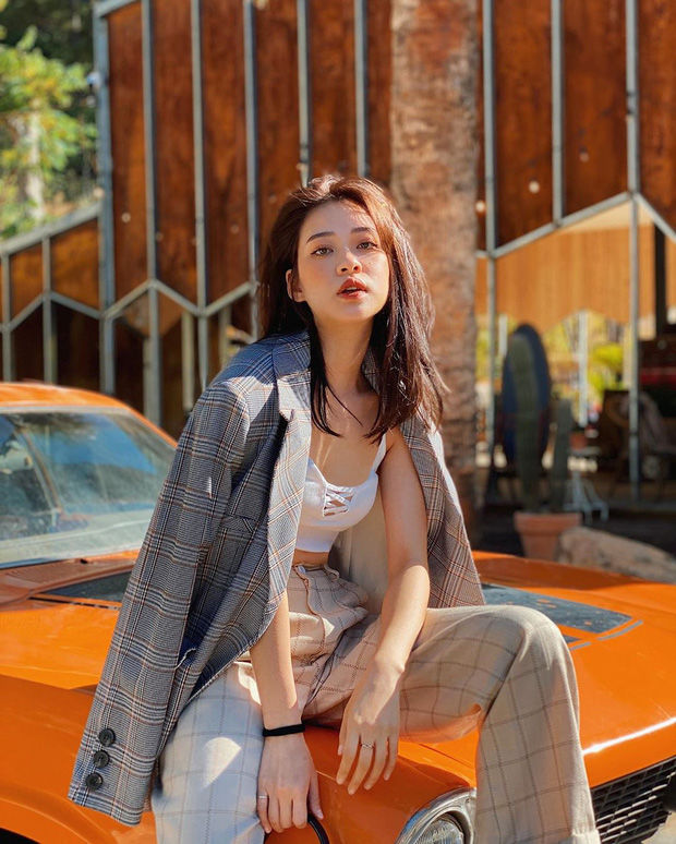 Áo blazer, quần ống rộng là các outfit xịn sò đang phủ sóng Instagram