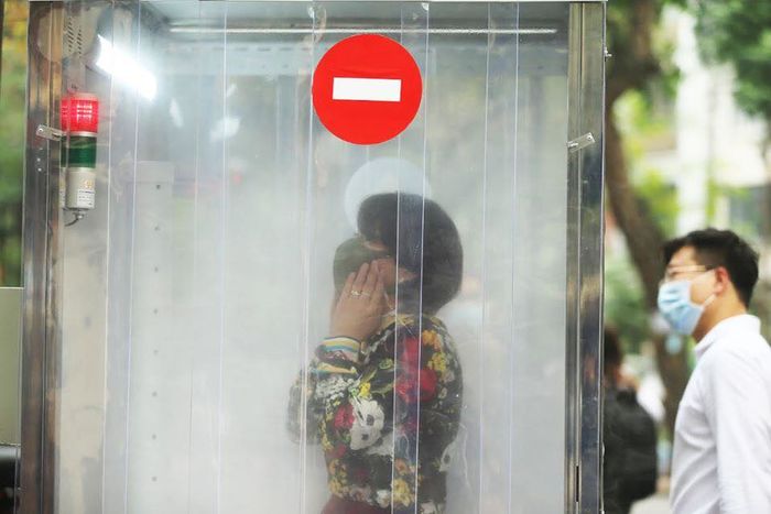 Hà Nội chế tạo thành công buồng khử khuẩn toàn thân chống Covid-19
