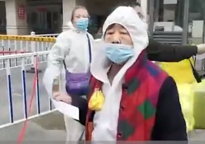 Bà cụ 79 tuổi mắc Covid-19 lập kế trốn viện làm y bác sĩ TQ lao đao