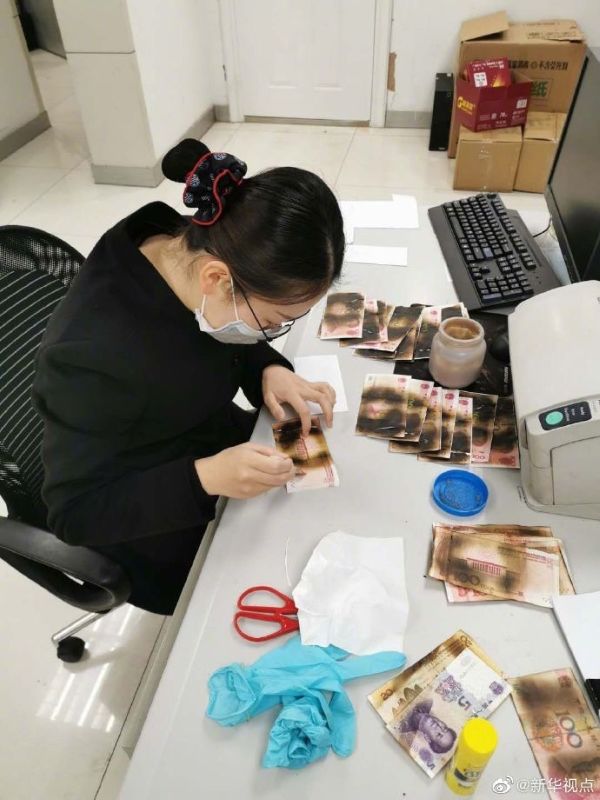 Bà cụ khử trùng hơn 10 triệu đồng bằng lò vi sóng làm tiền cháy đen