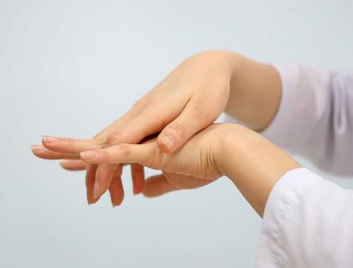 Bác sĩ 98 tuổi bật mí bí quyết trẻ đẹp: Xoa bóp ngón tay mỗi tối