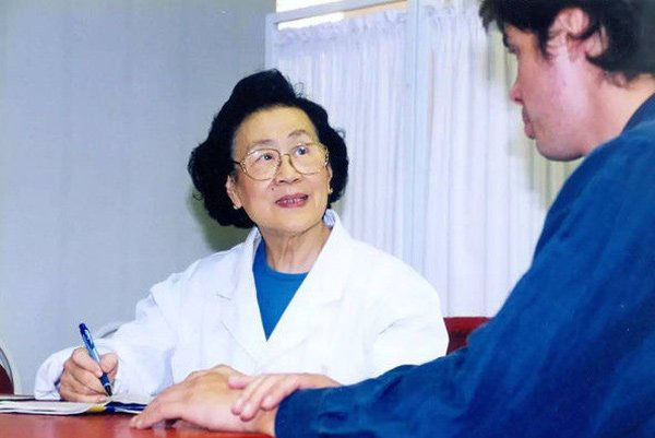 Bác sĩ 98 tuổi bật mí bí quyết trẻ đẹp: Xoa bóp ngón tay mỗi tối