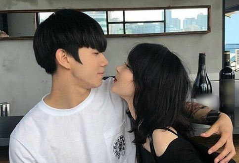 Cô gái sôi máu khi chứng kiến người yêu và bạn thân hôn má tình tứ