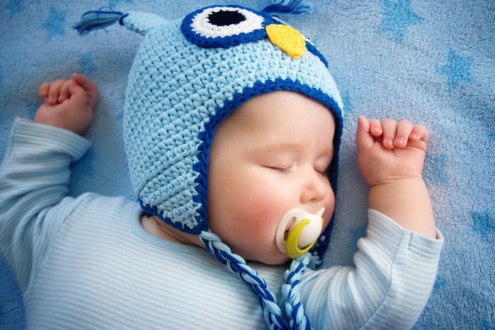Mẹo giúp bé nín khóc: bật tiếng ồn trắng, nhẹ nhàng quấn bé trong khăn