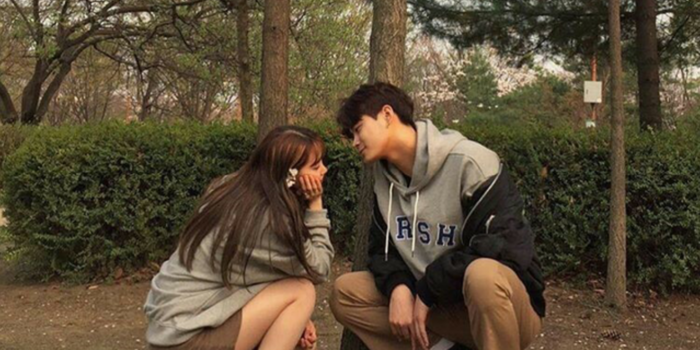 Bất an, hay khoe mẽ chuyện tình cảm cho thấy bạn chỉ yêu để bớt cô đơn