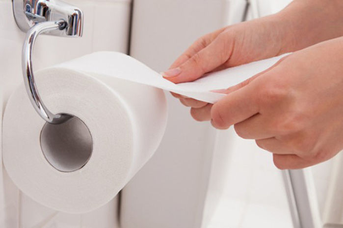 TS Nguyễn Thái Hà: Đi vệ sinh xong dùng giấy, bông tẩy trang thấm khô