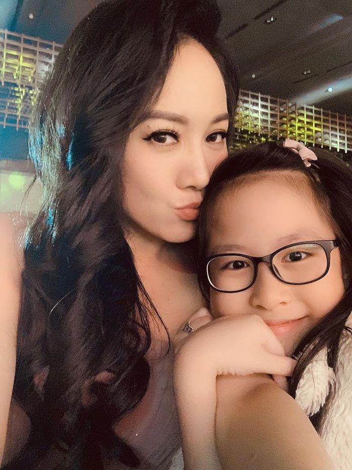 BTV Hoài Anh ở tuổi 40: xinh đẹp trẻ trung, da căng mịn trắng hồng