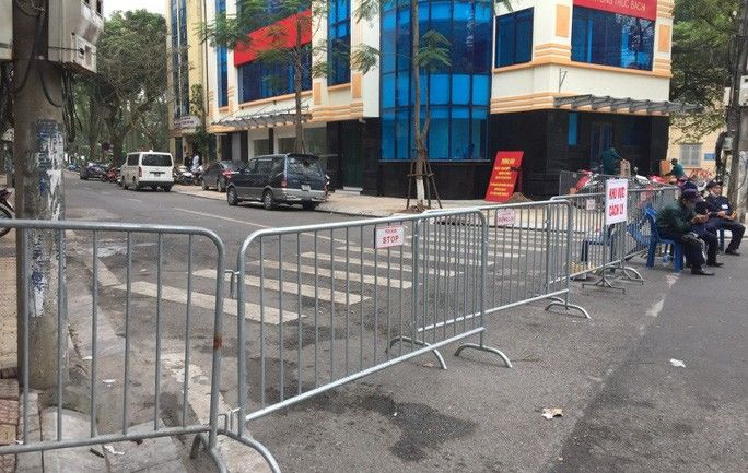 Buổi đầu tiên cách ly phố Trúc Bạch nơi có ca nhiễm Covid-19