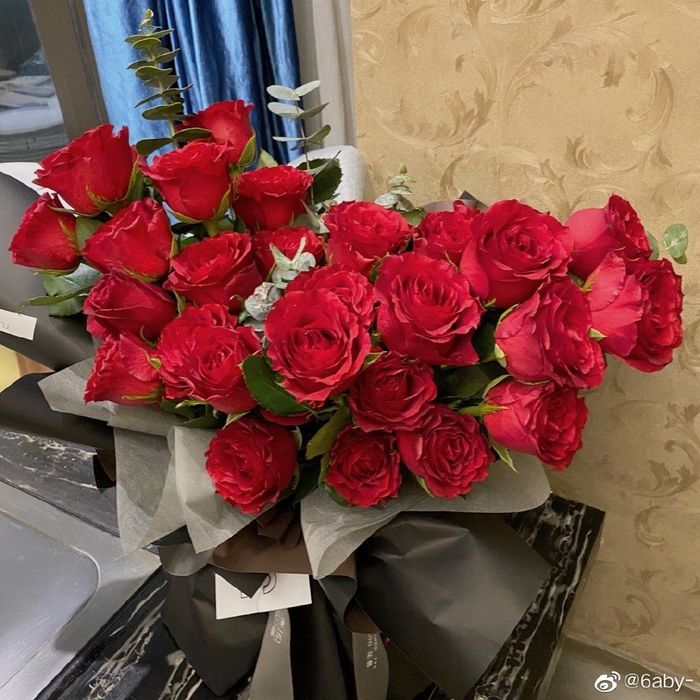  
Bó hoa mà Dương Dương Dương chuẩn bị cho Lưu Dương nhân dịp kỷ niệm 1 năm ngày cưới. (Ảnh: Weibo).