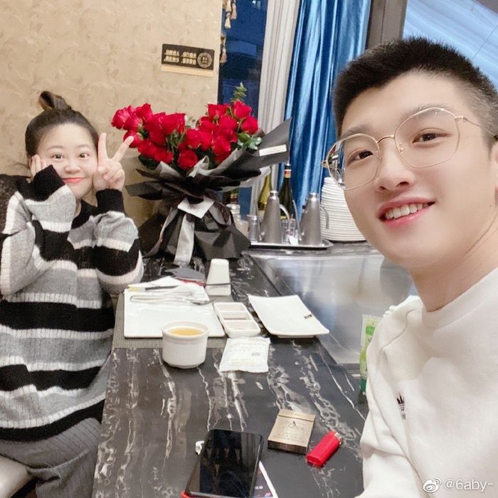  
Cặp đôi vẫn hạnh phúc như ngày đầu mới yêu vậy. (Ảnh: Weibo).