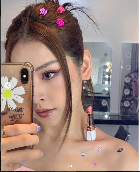Vợ chồng Hari Won hội ngộ gia đình Chí Tài, Elly Trần ăn mì cũng sexy