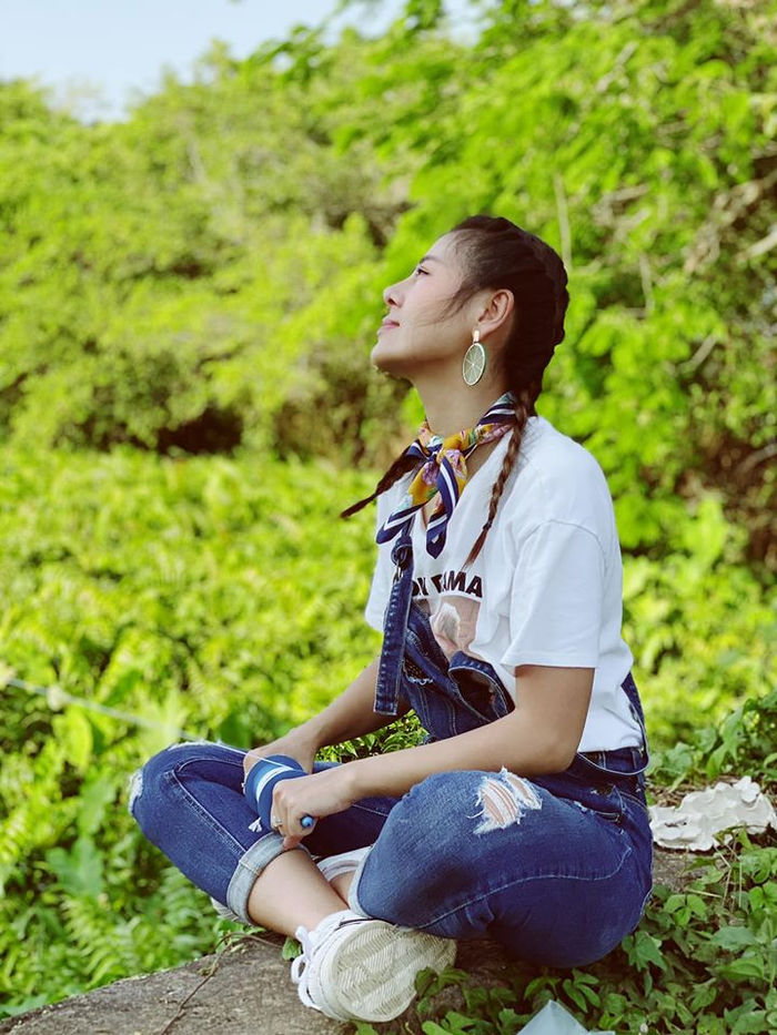 Sao hot Việt: Chi Pu khoe tạo hình cực giống Lisa; Trấn Thành - Trường