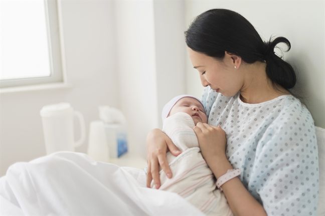 Anh chồng vào bếp nấu cơm cho vợ ở cữ