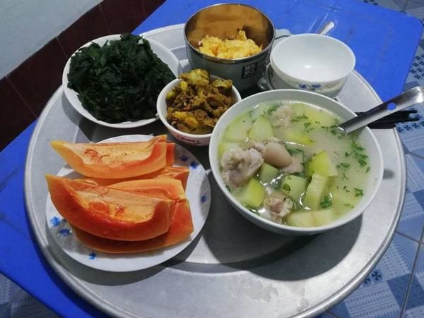 Anh chồng vào bếp nấu cơm cho vợ ở cữ