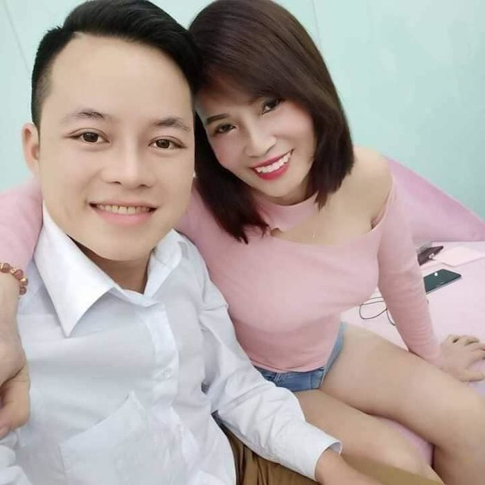 Cô dâu Cao Bằng cưới phi công kém mình 35 tuổi khoe vòng một hững hờ