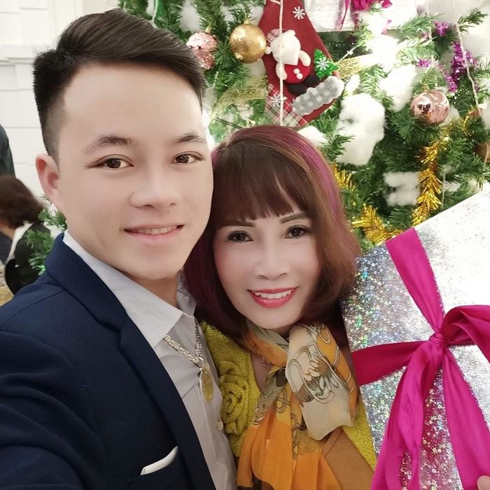 Cô dâu Cao Bằng cưới phi công kém mình 35 tuổi khoe vòng một hững hờ
