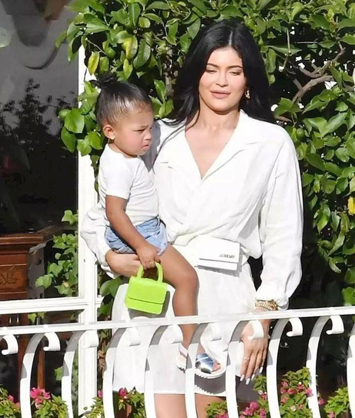 Con gái Kylie Jenner và những lần diện outfit toàn hàng hiệu đắt giá