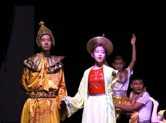 Vợ Quyền Linh khoe ảnh hồi nhỏ của hai cô con gái