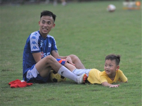 Con trai các danh thủ, ông bầu bóng đá Việt: Con bầu Hiển đẹp và giỏi