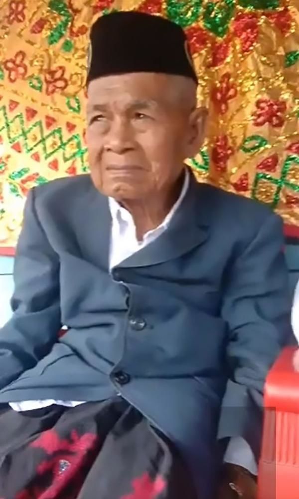 Cụ ông 103 tuổi cưới vợ trẻ 27 tuổi: Sẵn sàng chờ cô dâu bỏ chồng cũ