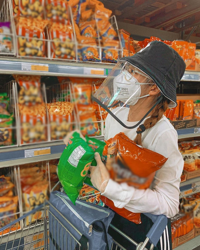 Sao Việt 28/3: ường Đôla khoe ảnh vợ, Lệ Quyên diện xuyên thấu