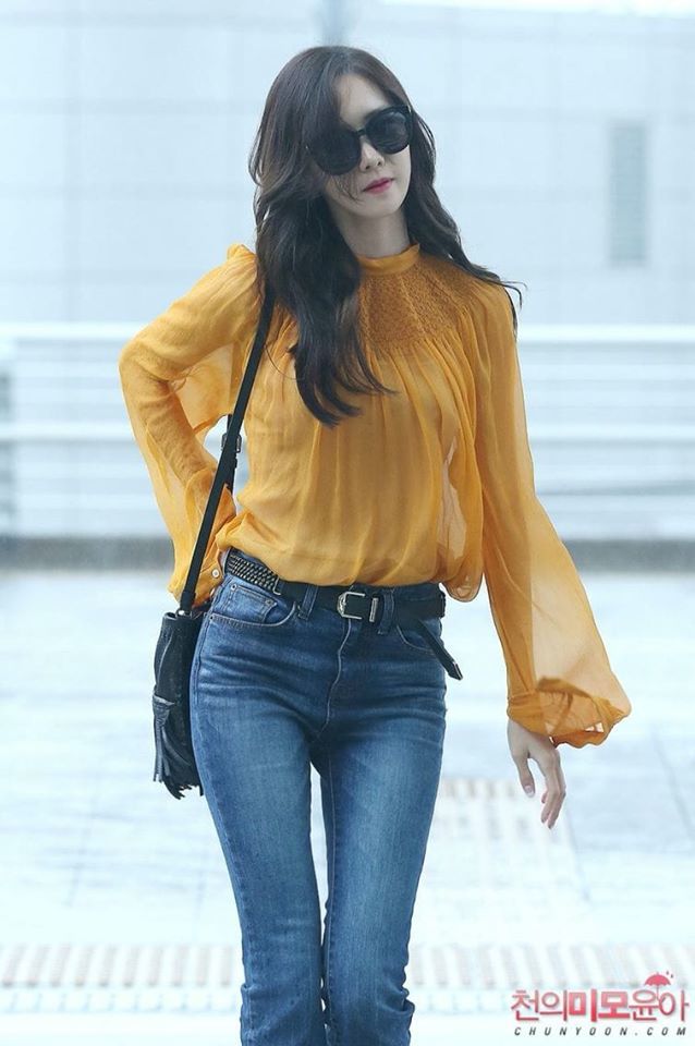 Diện áo blouse tay bồng sao cho quý tộc: Cứ mix với chân váy ngắn ôm