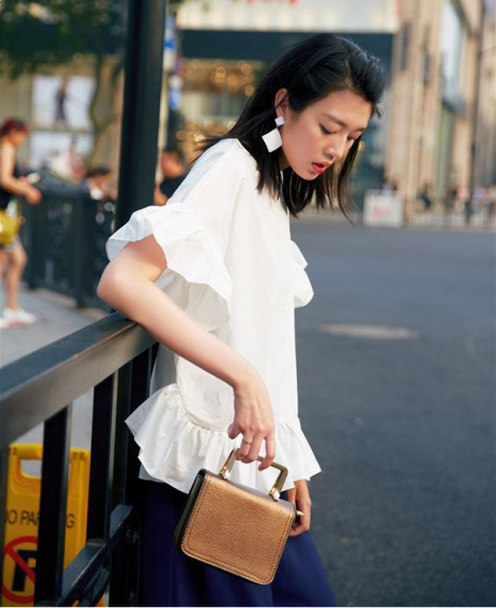 Diện áo blouse tay bồng sao cho quý tộc: Cứ mix với chân váy ngắn ôm