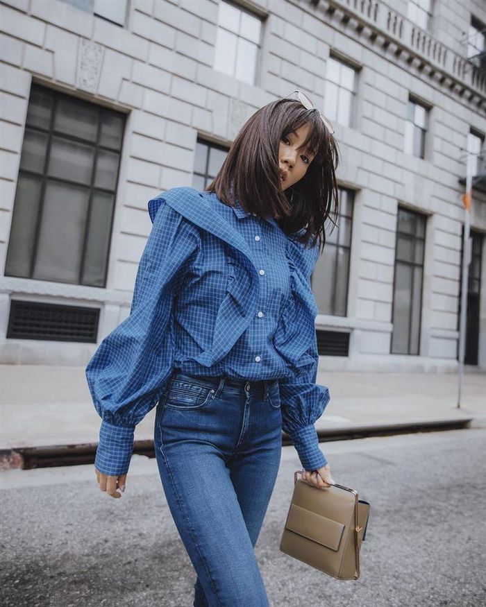 Diện áo blouse tay bồng sao cho quý tộc: Cứ mix với chân váy ngắn ôm