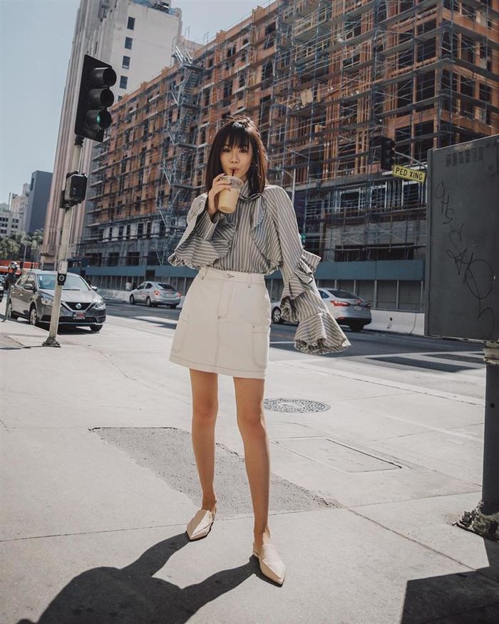 Diện áo blouse tay bồng sao cho quý tộc: Cứ mix với chân váy ngắn ôm