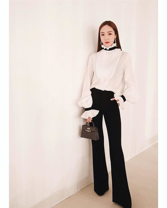 Diện áo blouse tay bồng sao cho quý tộc: Cứ mix với chân váy ngắn ôm