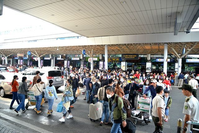 Đàm Vĩnh Hưng, Khắc Việt nói về hành khách làm loạn sân bay Nội Bài
